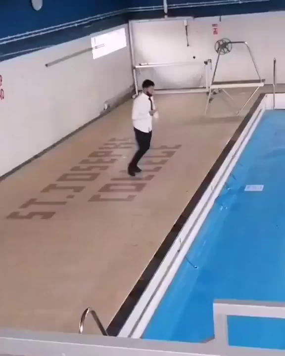 Guy run across pool cover - 9GAG