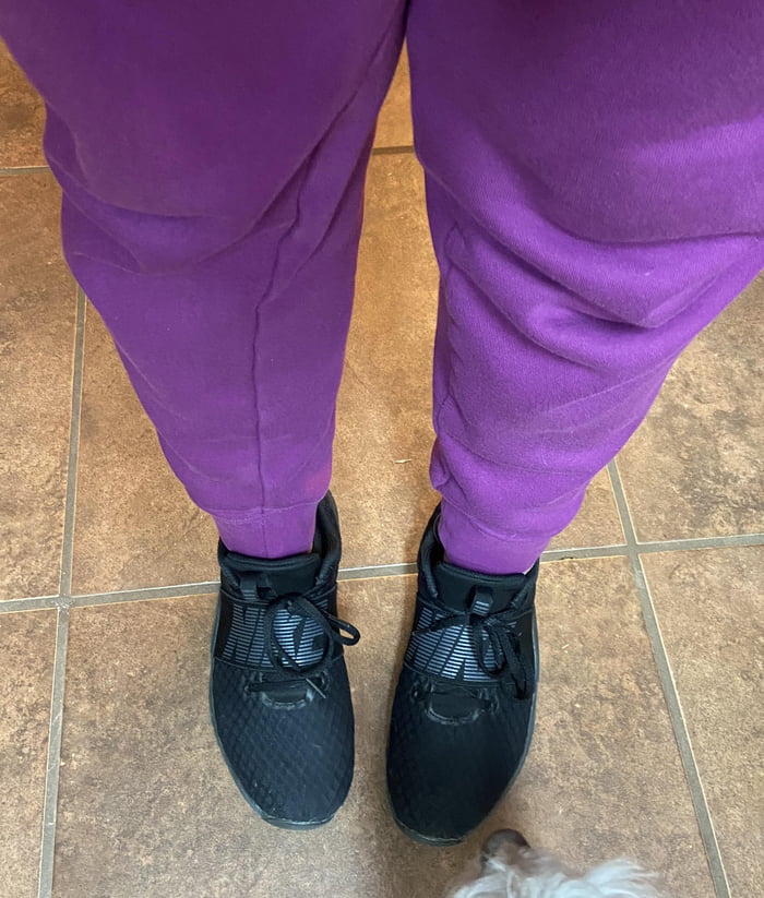 60 Nike sweatpants sewn with crooked fabric. 9GAG