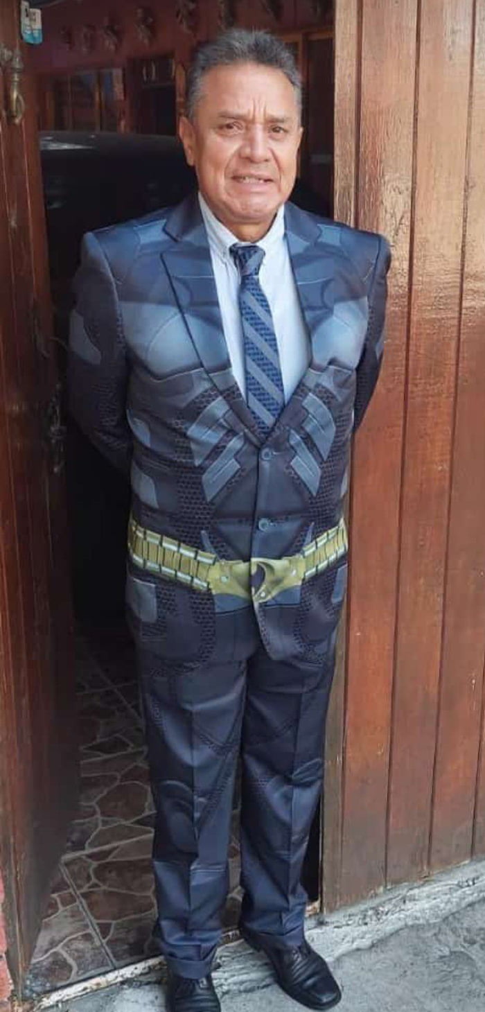 No había un traje más culero y tampoco plancha pa que no se viera tan mal. Solo en México me cae