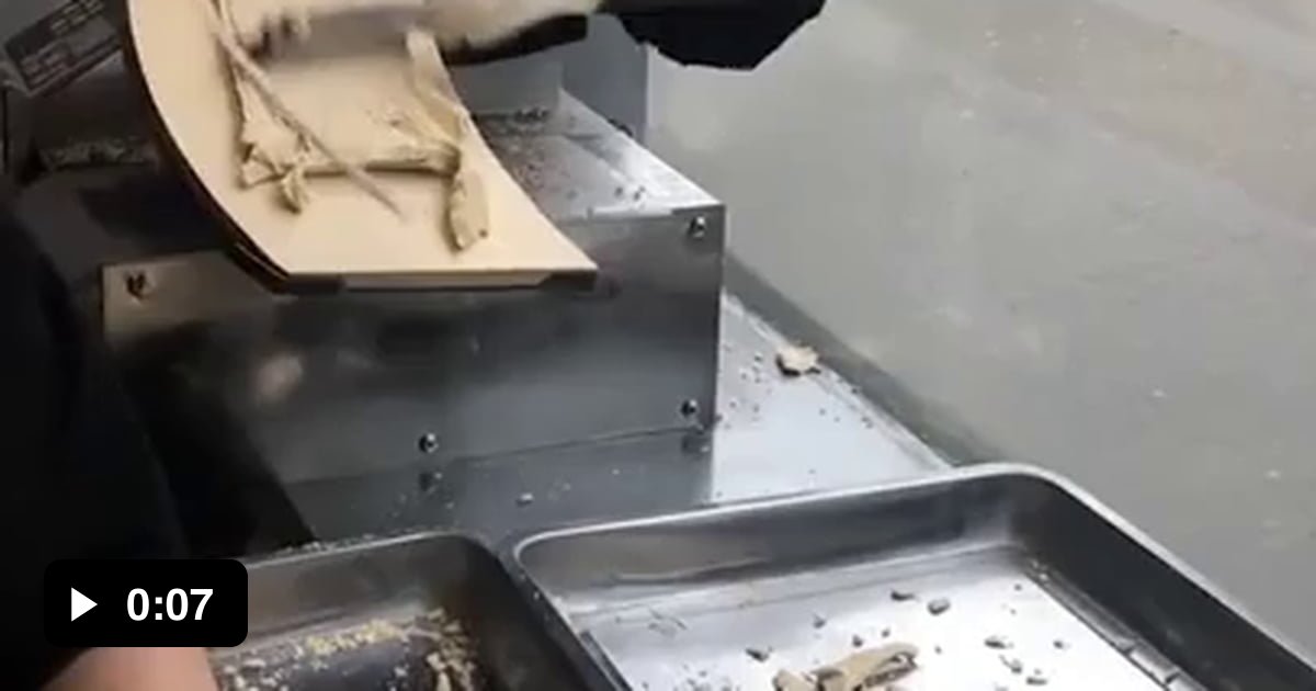 This robot making noodles in Budapest 9GAG