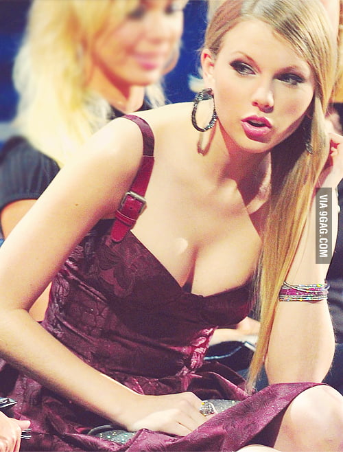 Taylor Swift Cleavage GAG