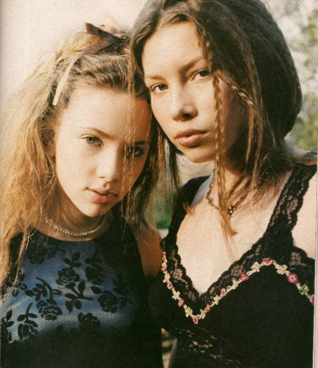 Jessica Biel and Scarlett Johansson, 1990′s - 9GAG
