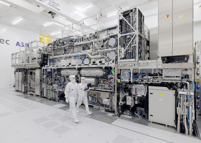 ASML's Latest Chipmaking Machine, Weighs As Much As Two Airbus A320s ...