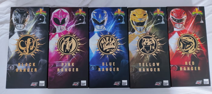 Just bought the original 5 Power Rangers figurines. 30 cm each and ...