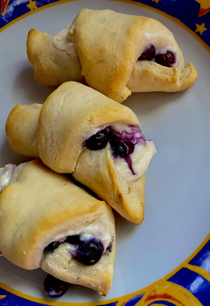 Blueberry Cheesecake Rolls 9gag