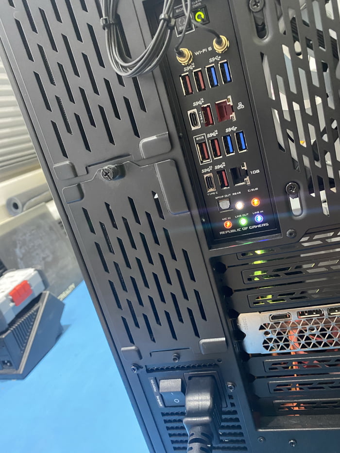 When your 400€ PSU ON/OFF switch just doesn’t work - 9GAG