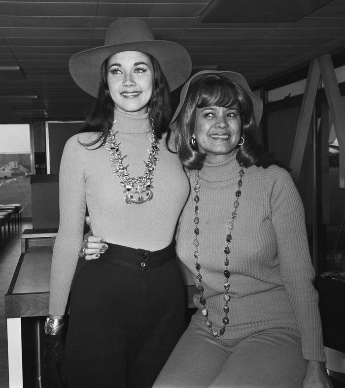 Lynda Carter with her mother Juanita Córdova at the Heathrow Airport ...
