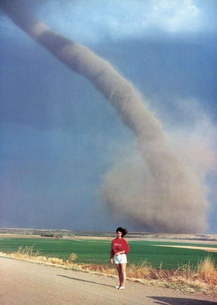 Woman poses in front of a tornado, Nebraska 1989 9GAG