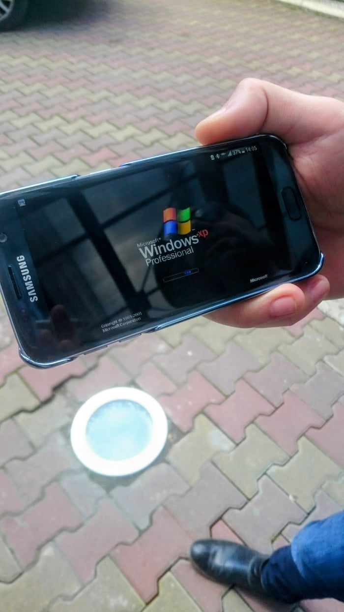 Installed windows XP in a Samsung phone - 9GAG