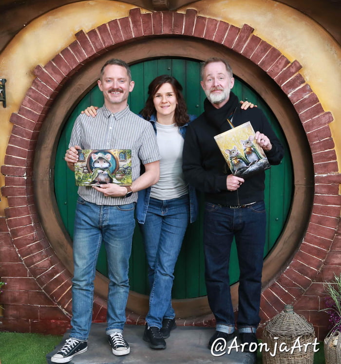 Frodo Mouse Frodo and Pippin holding some amazing hobbit mouse art - 9GAG