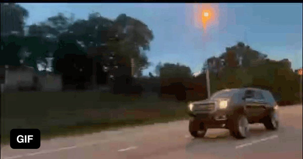 Tire falls off on the highway 9GAG