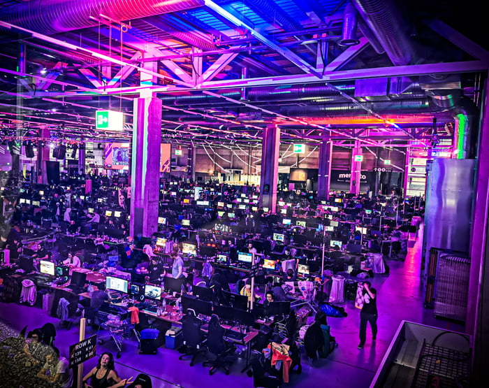 SwitzerLAN LAN Party with 2'000 participants (10GB/s Total