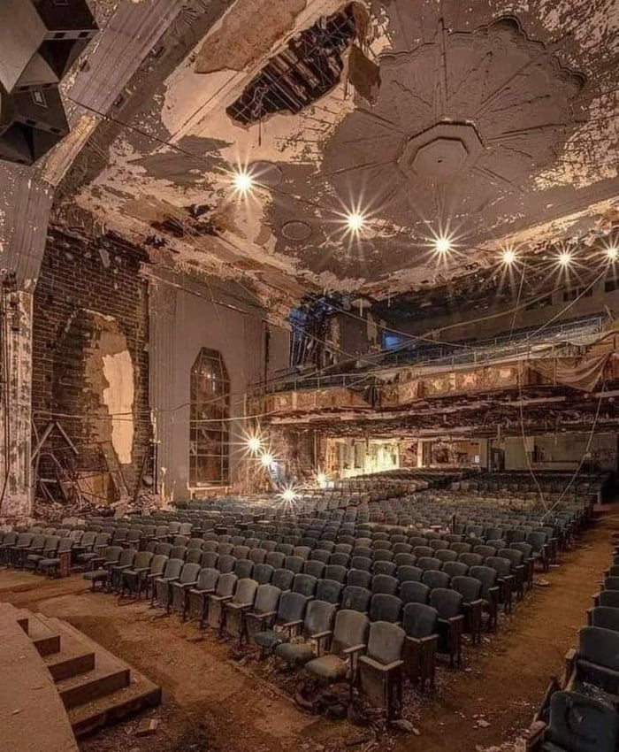 abandoned-cinema-hall-in-kolkata-india-9gag