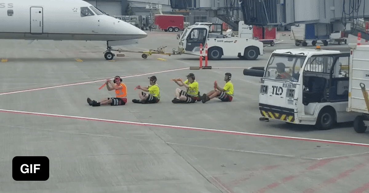 Ramp agent entertaining a delayed flight 9GAG