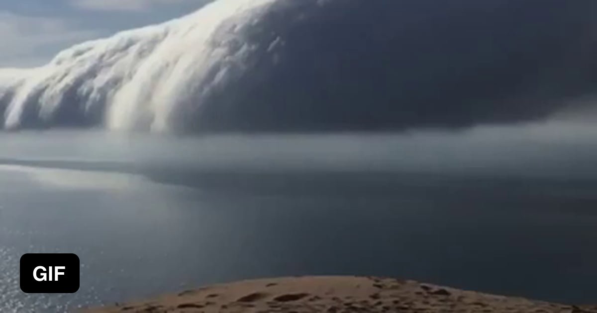 Roll clouds over Lake Michigan are quite recurrent: this is a ...