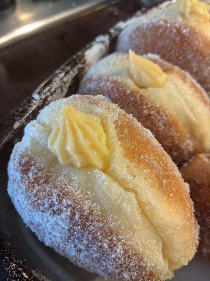 Doughnuts filled with orange and bay leaf custard 9GAG