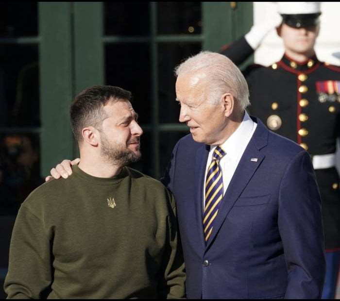 This pic of Biden and Zelensky looks like a boy visiting his ...