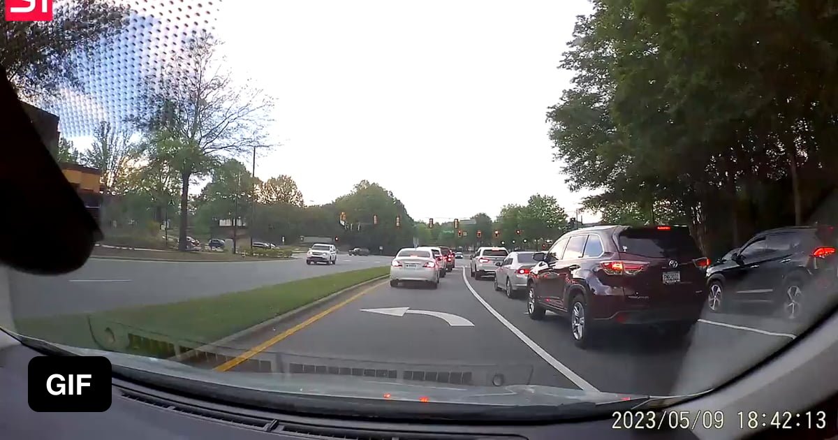 This light won't turn green for 8+ min during rush hour traffic 9GAG