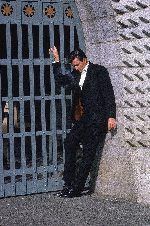 Johnny Cash Before Going On Stage At Folsom Prison 1968 9GAG   A813rqp 700b 