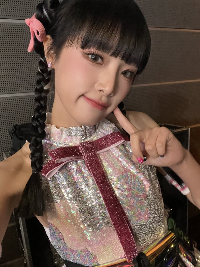 220823 seezn Twitter Update with Choi Yena - 9GAG