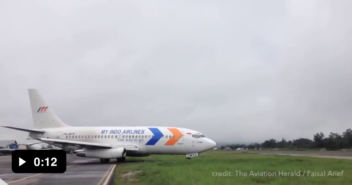 A Boeing 737 landing with no landing gear 9GAG