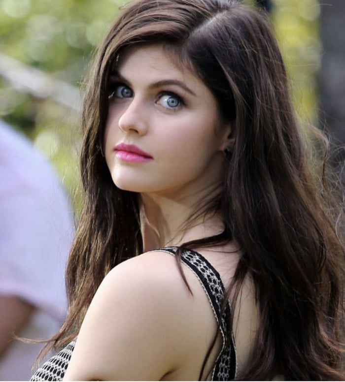 Alexandra Daddario is the most beautiful actress right now in Hollywood.  IMHO. What's your pick for this title? - 9GAG