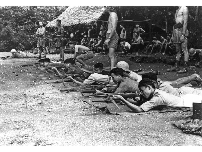 OSS Deer team training Vietminh soldiers 1945 (960x720) - 9GAG