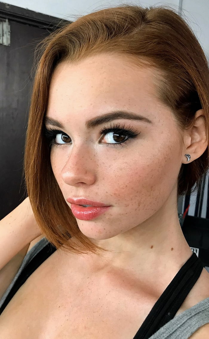 Sabrina Lynn - 9GAG