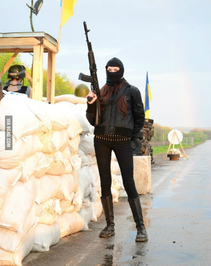 Armed Girl At Checkpoint Ukraine 2014 9gag