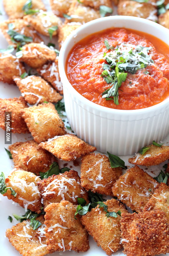fried-ravioli-with-cheesy-marinara-dipping-sauce-9gag