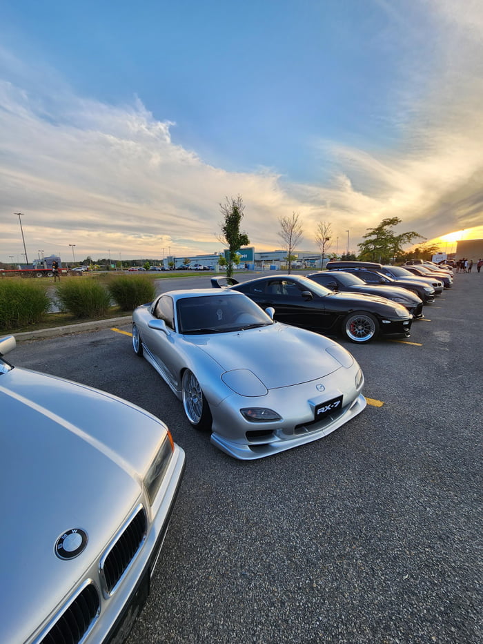 Rx7 at a local car meet - 9GAG