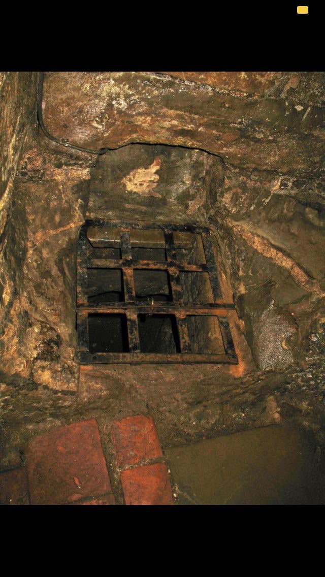 The Lower Dungeon In Warwick Castle It s An oubliette Where the-lower-dungeon-in-warwick-castle-it-s-an-oubliette-where