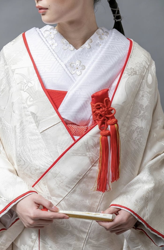 懐剣(Kaiken) - Japanese bride used to carry a small katana to protect ...