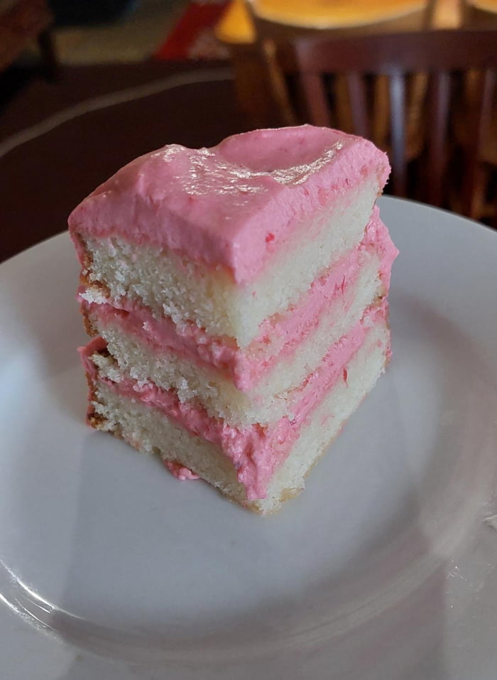 vanilla-sponge-cake-with-pureed-strawberries-and-whipped-cream-icing