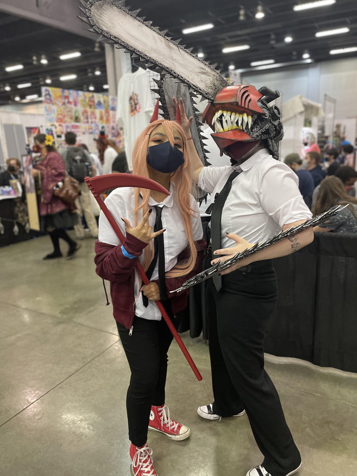 Forger family cosplaying as Chainsaw Man characters - 9GAG