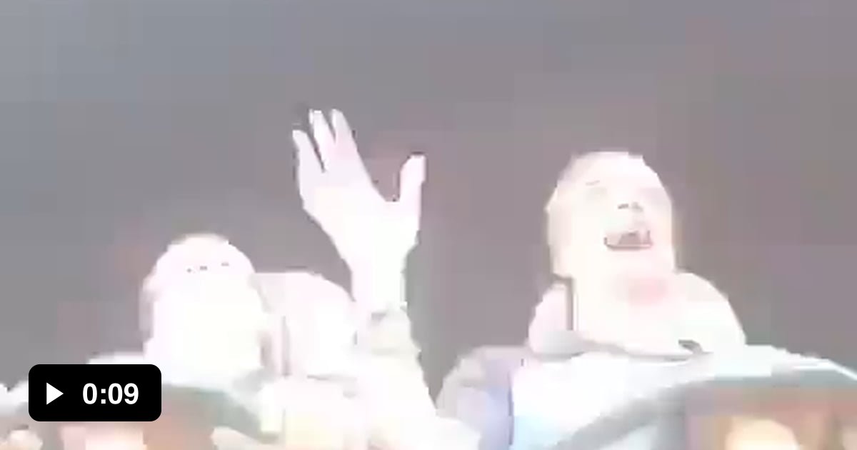 Guy caught a phone during a rollercoaster ride 9GAG