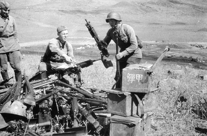 Soviet soldiers with war trophies after the Battle of Lake Khasan ...