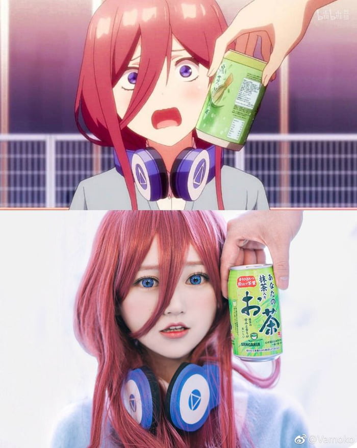 Miku (Gotoubun no Hanayome) inspira uma garrafa de licor no