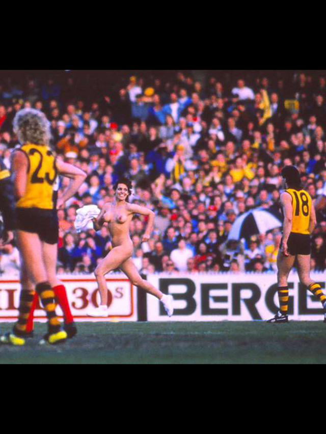 1988 AFL Grand Final Streaker - 9GAG