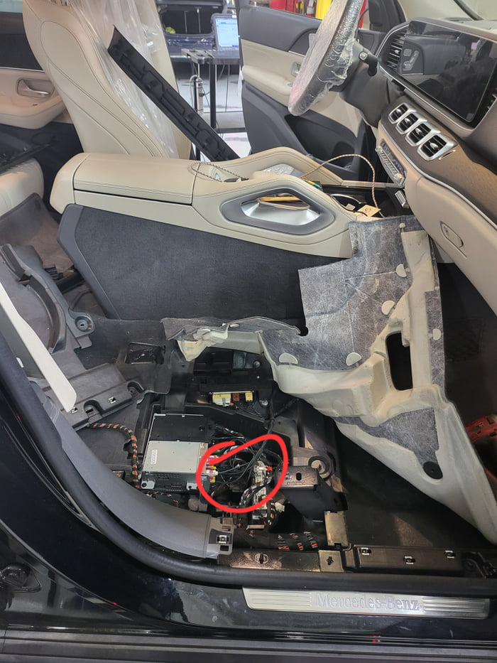 Aux battery location for a 2020 and newer Mercedes GLE350. Good luck