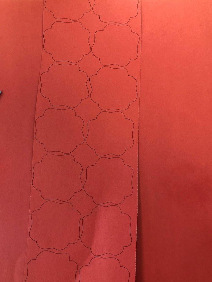 These poppy outlines look like they’re overlapping but they don’t - 9GAG