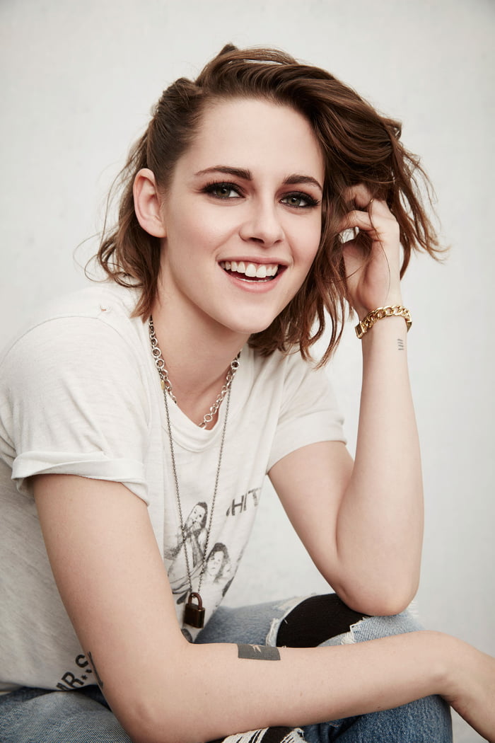 Kristen Stewart is really cute when she's smiling - 9GAG