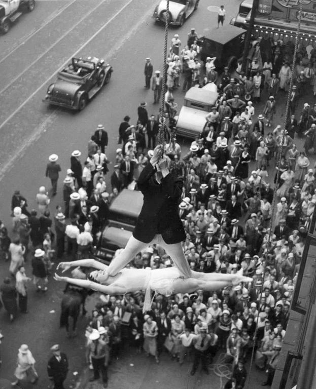 Street Acrobats New York 1931 9gag