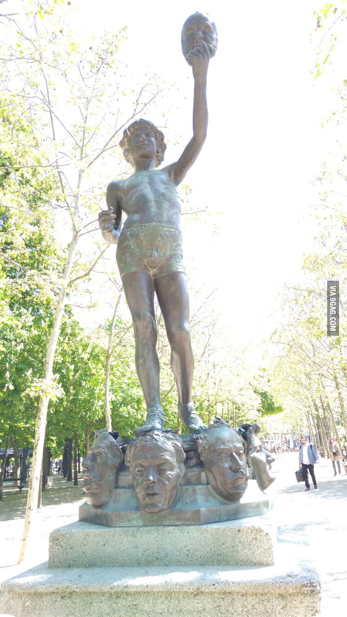 9gag sculpture