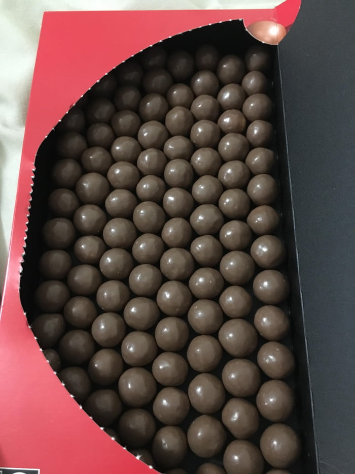 Шоколадные шарики в красной упаковке Maltesers