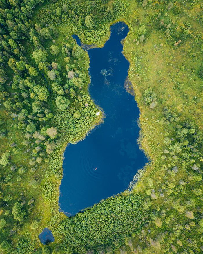 in-finland-there-is-a-lake-that-looks-like-finland-9gag