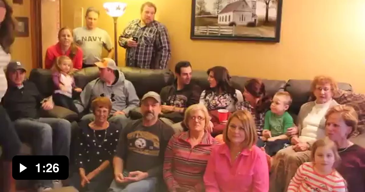 Soldier Surprises Entire Family Mid Way of Taking a Group Photo. - 9GAG