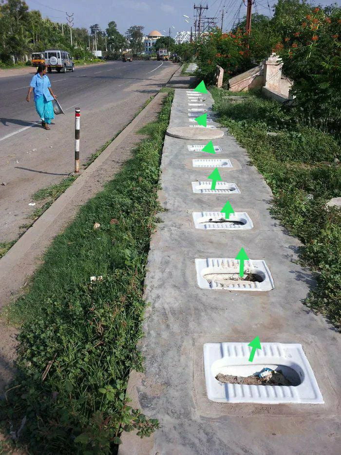 Indian governemnt building toilets so people dont have to poo on da