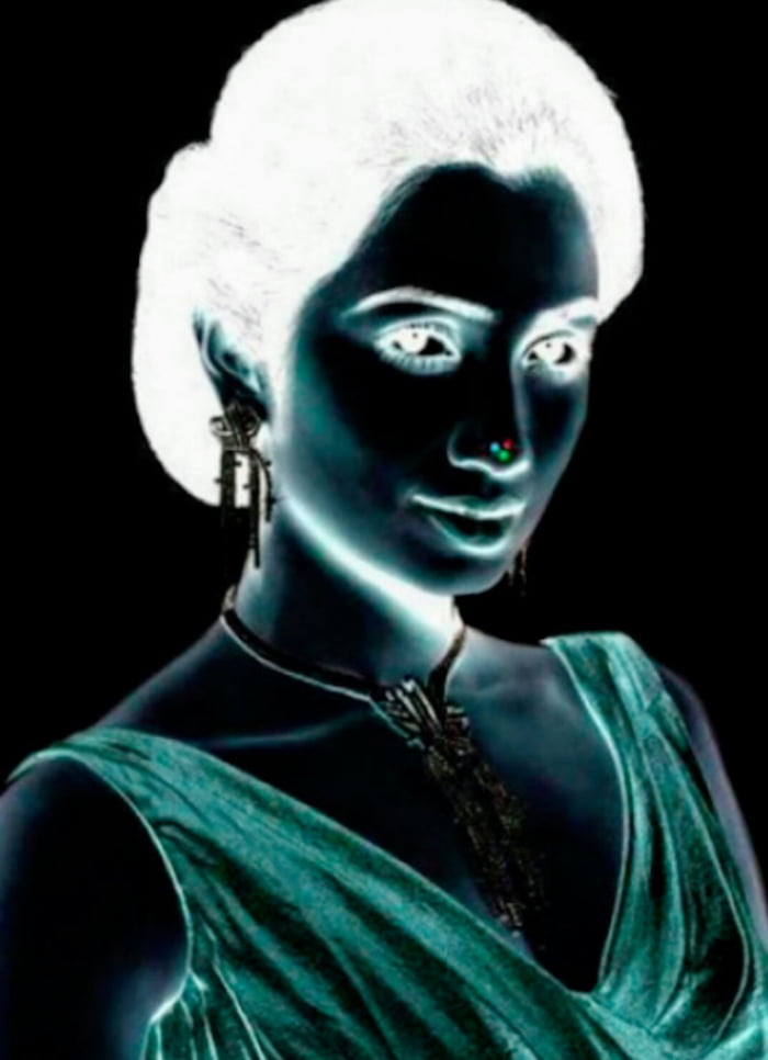 Stare At The Red Dot For 30 Seconds Then Look To A Wall While And Blinking Quickly 9gag