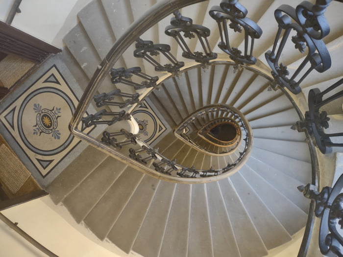 This 18th century staircase - 9GAG